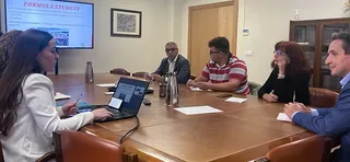 El rector y la vicerrectora de Estudiantes reciben a los estudiantes de ingeniería responsables del proyecto 'Fórmula USAL'