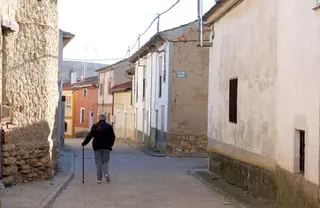 Una mujer camina por una calle de un pueblo. Foto de archivo ICAL.