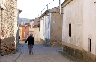 Una mujer camina por una calle de un pueblo. Foto de archivo ICAL.