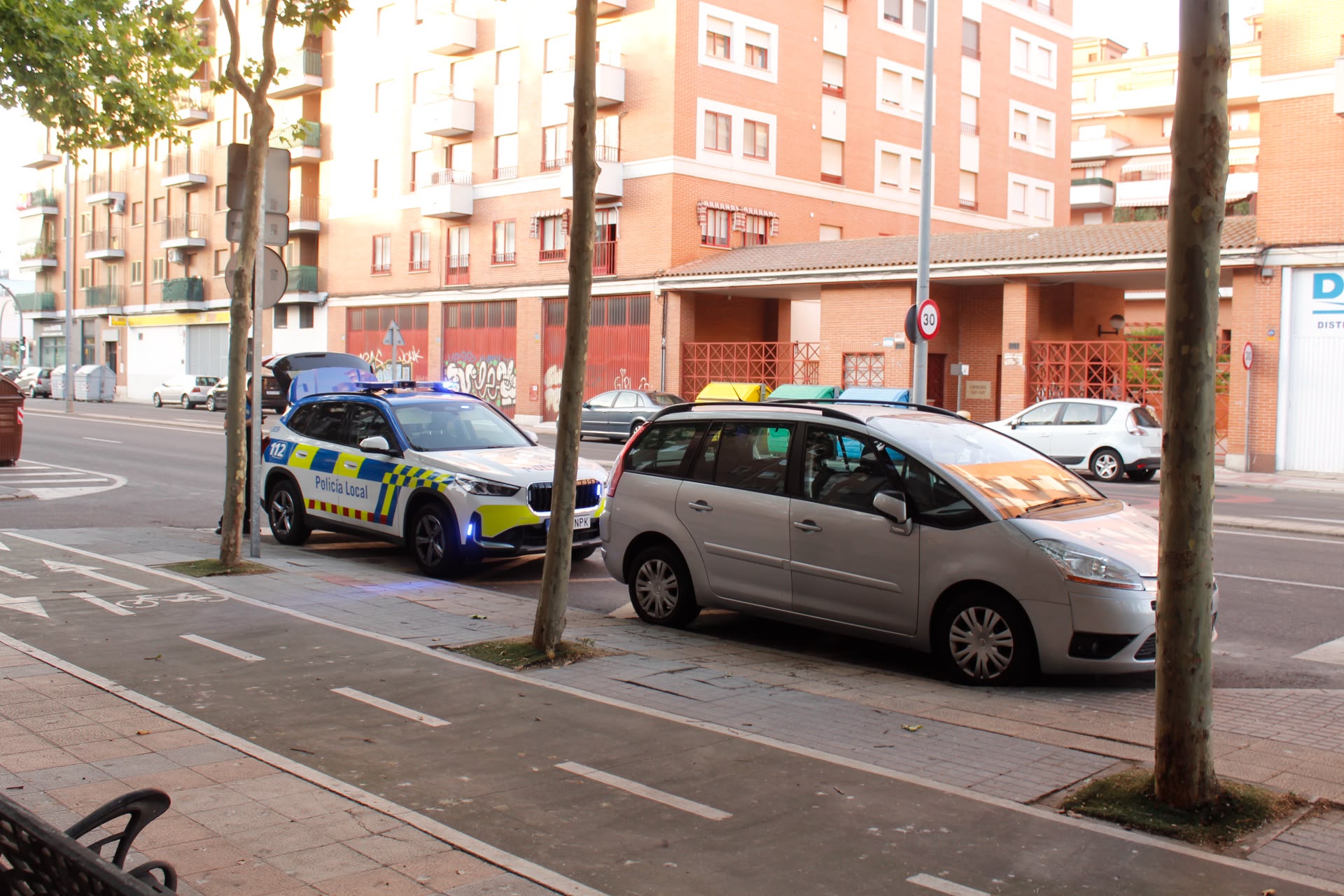 Imagen del accidente entre la moto y el coche en la avenida de los Cipreses | Asier Galache