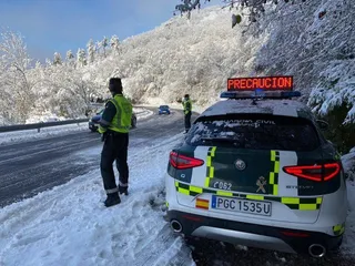 Guardia Civil regulando el tráfico con nieve - DGT