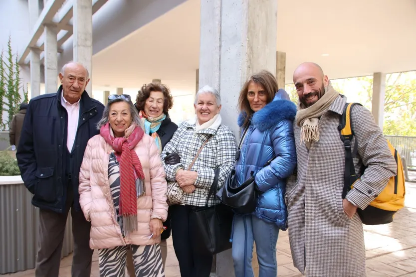 Ramona junto a su familia recogiendo la entrega de llaves de esta promoción de viviendas de alquiler protegido en la calle Maragatería
