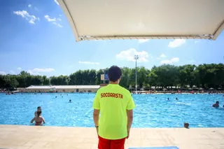 Socorrista vigilando una piscina. EP