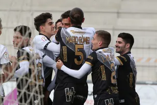 Mario Gómez abraza a Aythami tras el gol.