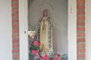 Estado en el que ha quedado la hornacina de la Virgen de Fátima en Rágama tras ser fruto de un acto de gamberrismo.