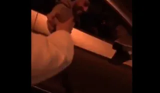 VÍDEO | Van de fiesta en el coche por Madrid, le pasan una copa al vehículo de al lado... y resulta ser la Policía de paisano