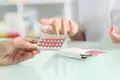 Una Chica Comprando Una Píldora Anticonceptiva En Una Farmacia | Infosalus