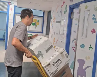 Momento de la llegada de los libros donados al Hospital