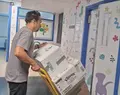 Momento de la llegada de los libros donados al Hospital