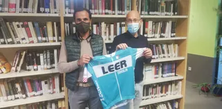 El concejal Salvador Cruz y el responsable de la biblioteca de Villamayor, Manuel Hernández