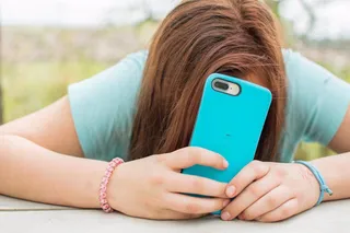 Una joven chateando con su móvil | Foto: EP