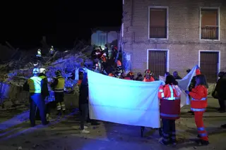 Tres personas atrapadas tras el derrumbe de un edificio de dos plantas en Siete Iglesias de Trabancos (Valladolid) | Eduardo Margareto/ICAL