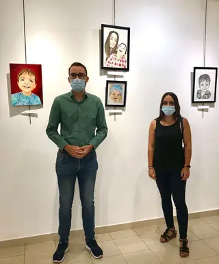 El concejal de Juventud Ángel Fernández, junto la artista salmantina Rosa Hernández Zurdo.