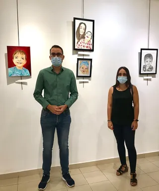 El concejal de Juventud Ángel Fernández, junto la artista salmantina Rosa Hernández Zurdo.