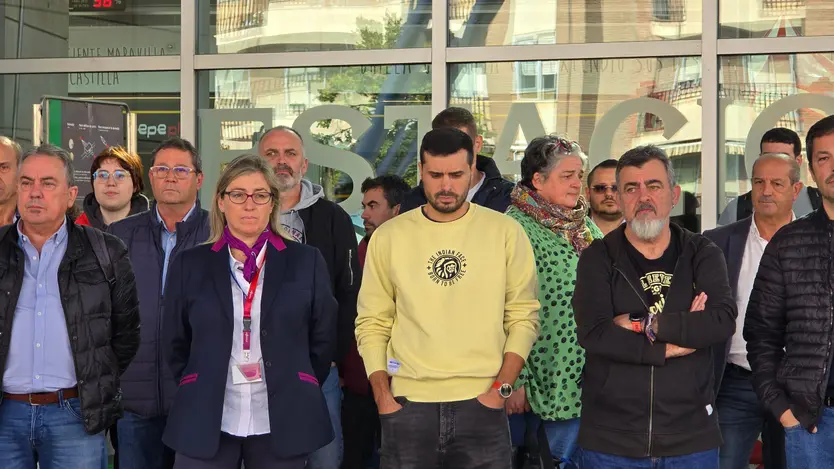 Minuto De Silencio Por La Huelga Convocada Por Los Maquinistas En La Estación De Tren (8)