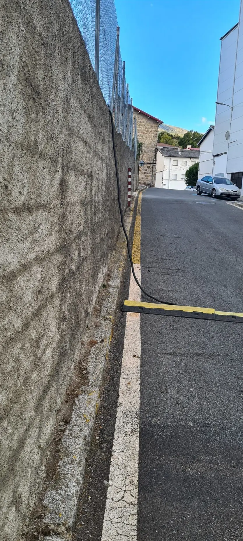 Los vecinos de Los Praos de Béjar se quejan por la colocación de los cables de los ‘coches chocones’