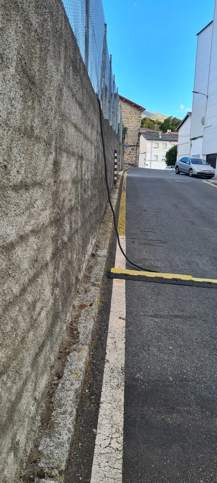 Los vecinos de Los Praos de Béjar se quejan por la colocación de los cables de los ‘coches chocones’
