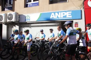 Campaña 'yo también soy defensor del profesor' de Anpe con Dori Ruano y presentación de maillots corporativos