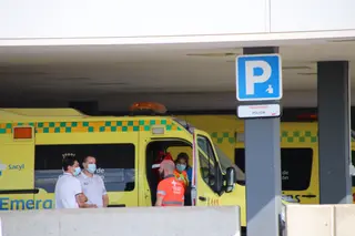 Ambulancia en el hospital Universitario de Salamanca. Foto de archivo