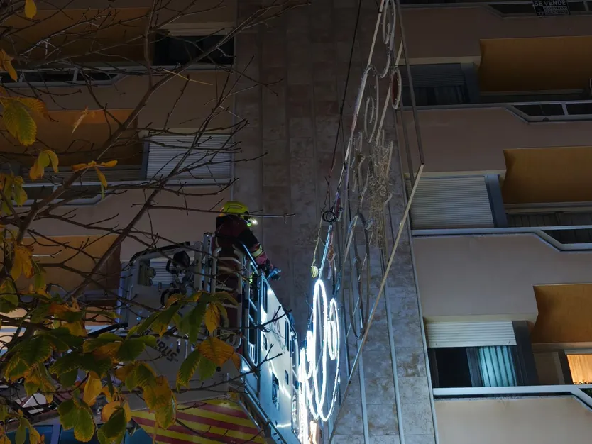 Cortocircuito en un arco de luces en la calle Arco (1)
