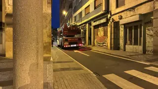 Bomberos de Salamanca en la calle de Arriba para rescatar a un gato