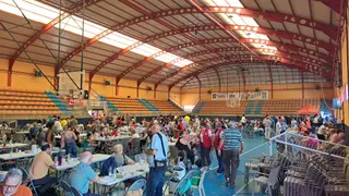 Un polideportivo convertido en refugio: camillas, comida y solidaridad con los evacuados en Arenas de San Pedro