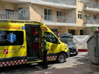 Los Bomberos han colocado una lona para que los equipos de Emergencias puedan atender a los heridos