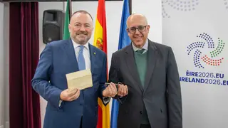 El embajador de Irlanda en España, Brian Glynn, junto al vicerrector de Investigación de la Universidad de Salamanca y director de EUSAL, José Miguel Mateos Roco, sosteniendo la llave de la Biblioteca.