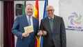El embajador de Irlanda en España, Brian Glynn, junto al vicerrector de Investigación de la Universidad de Salamanca y director de EUSAL, José Miguel Mateos Roco, sosteniendo la llave de la Biblioteca.