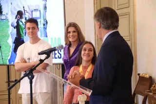 Carlos García Carbayo, recibe a la tiradora Alma Amores