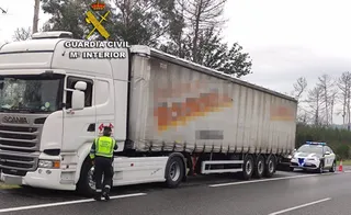 Guardia Civil parando a un camionero. Foto EP