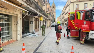 El incendio en una arqueta obliga a los Bomberos a trabajar en la calle Rúa Mayor