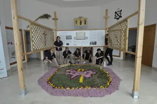 Elaboración en Santa Marta de una gran alfombra floral como parte de la tradición del Corpus | Ayuntamiento de Santa Marta de Tormes