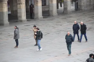 Gente paseando por la plaza mayor de Salamanca