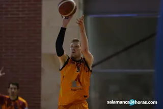 Stefansson lanza ante CB Morón.