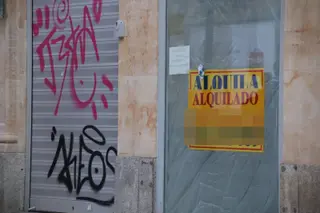 Cartel de viviendas, locales en alquiler. Foto de archivo