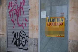Cartel de viviendas, locales en alquiler. Foto de archivo