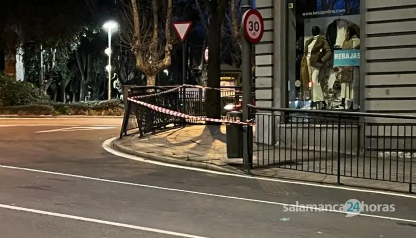 Vallas dañadas en Gran Vía por el impacto de un coche. Fotos S24H (2)