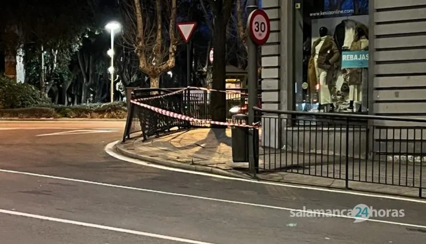 Vallas dañadas en Gran Vía por el impacto de un coche. Fotos S24H (2)