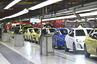 Coches en la línea de producción de la planta | EP