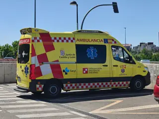 Una ambulancia llegando al Hospital de Salamanca | Imagen de archivo Anass Álvarez