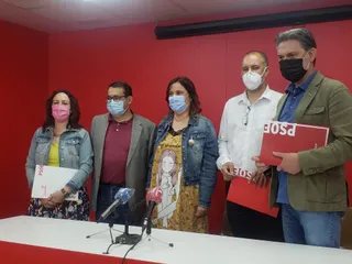 El alcalde de Monterrubio, acompañado por representantes del PSOE en las Cortes