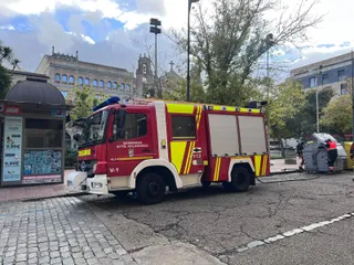 Quema de un contenedor en la plaza de los Bandos. Fotos S24H (2)