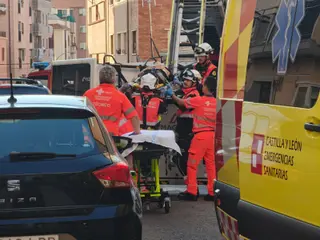 Policía Local Y Bomberos De Salamanca Atienden a Una Mujer Tras Precipitarse De Un Tercer Piso en la Chinchibarra