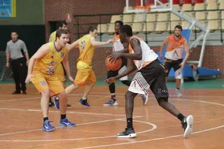 Carbajosa Basket renueva a Dudu Dieye y ficha al base Gabriel Román