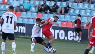 Telles disputa un balón ante el Móstoles URJC / FOTO SALAMANCA24HORAS.COM