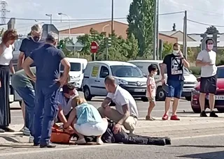 Varias personas atendieron al policía fallecido tras sufrir el accidente. Foto: ICAL.