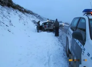 SEPRONA y Guardia Civil rescatan a los ocupantes de dos vehículos atrapados en la nieve en la Hoya | Guardia Civil