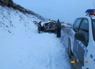 SEPRONA y Guardia Civil rescatan a los ocupantes de dos vehículos atrapados en la nieve en la Hoya | Guardia Civil