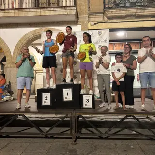 La IX Carrera Popular Nocturna de Alba de Tormes reúne a 223 corredores y obliga a realizar cortes de tráfico